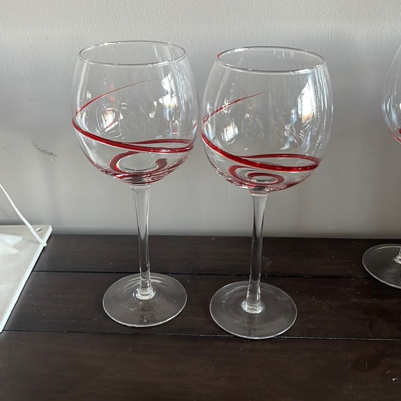 Red ribbon wine glasses